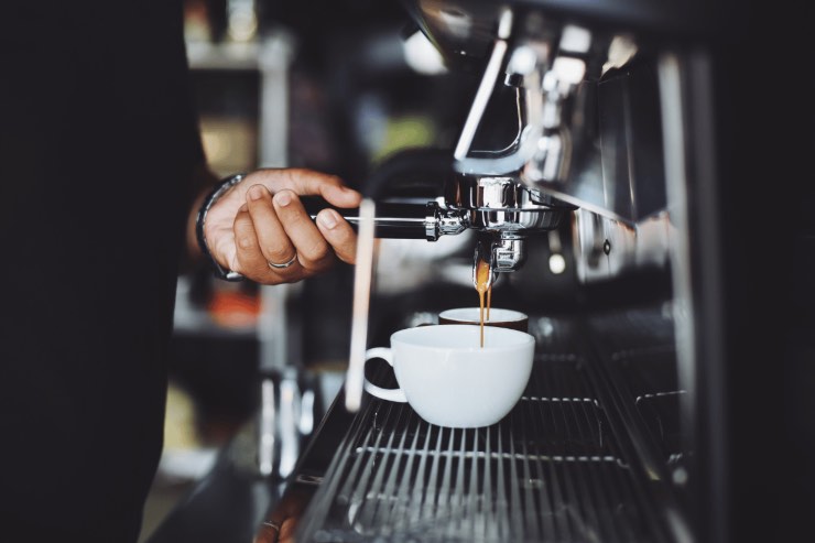 Prima il bicchiere d'acqua o il caffè al bar? La ragione che molti ignorano 